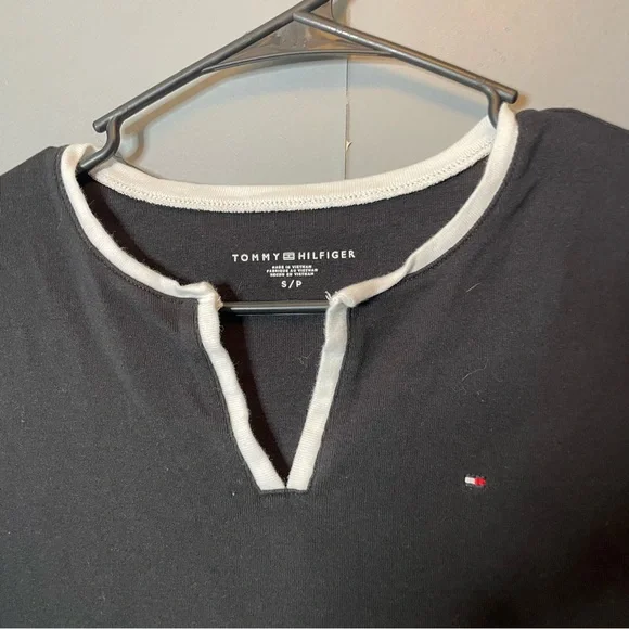Tommy Hilfiger Women's Black T-Shirt size small - Picture 2 of 5